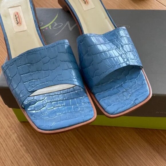 Leather slip on Talbots sandals - Picture 2 of 4